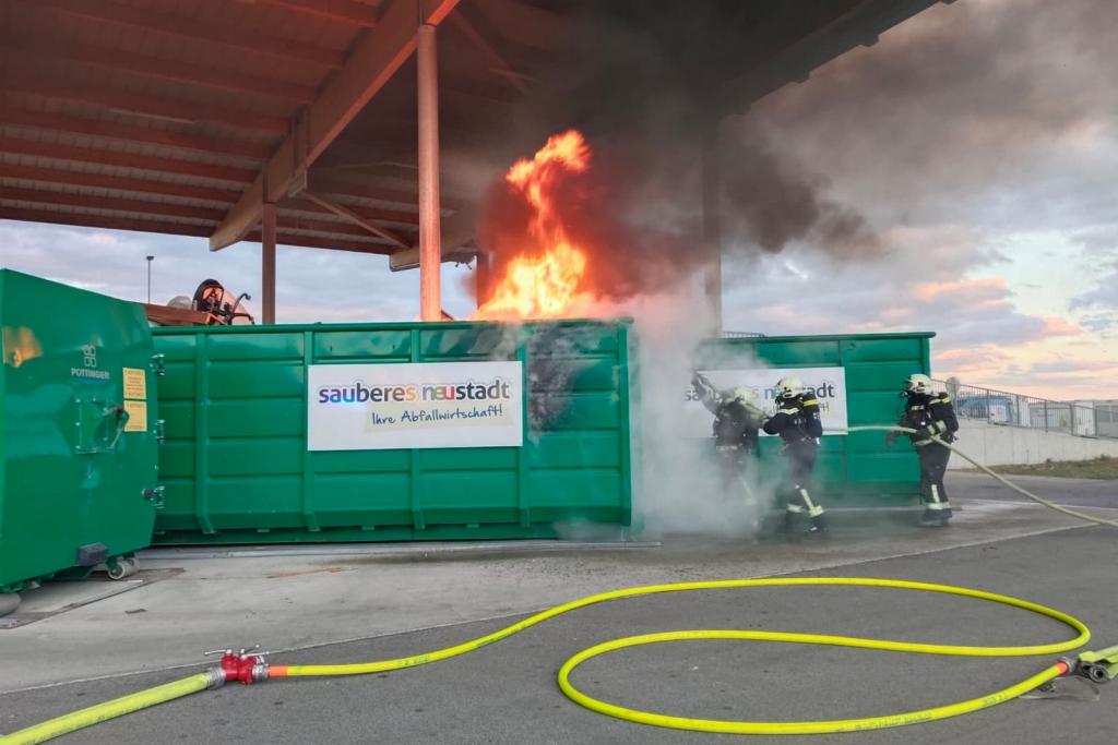 FF Wiener Neustadt: Brand in Sperrmüllcontainer