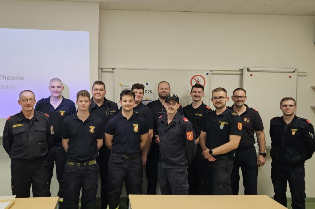 Modul SD25 "Schutzanzug praktisch" Asubildungsteam und Teilnehmner