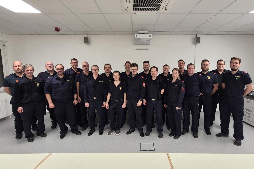 Bezirksführungsstabes des BFKDO Wiener Neustadt (BFÜST) - Gruppenbild im Stabsraum