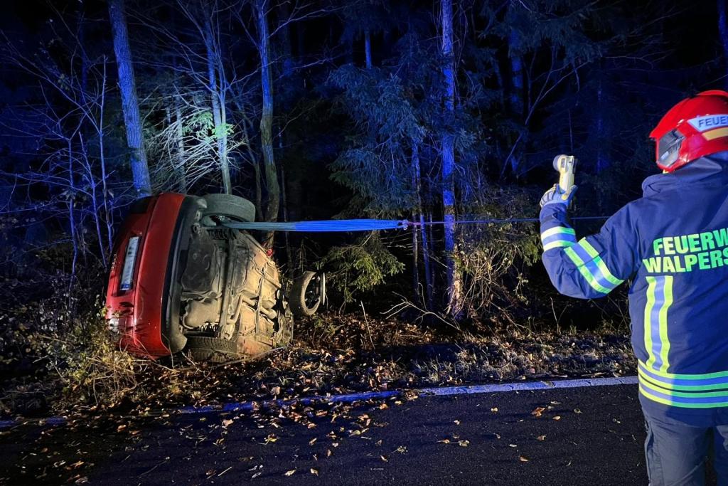 FF Walpersbach: Verkehrsunfall im Bereich Schleinzer Berg - verunfallter Pkw im Straßengraben mit Feuerwehrmann