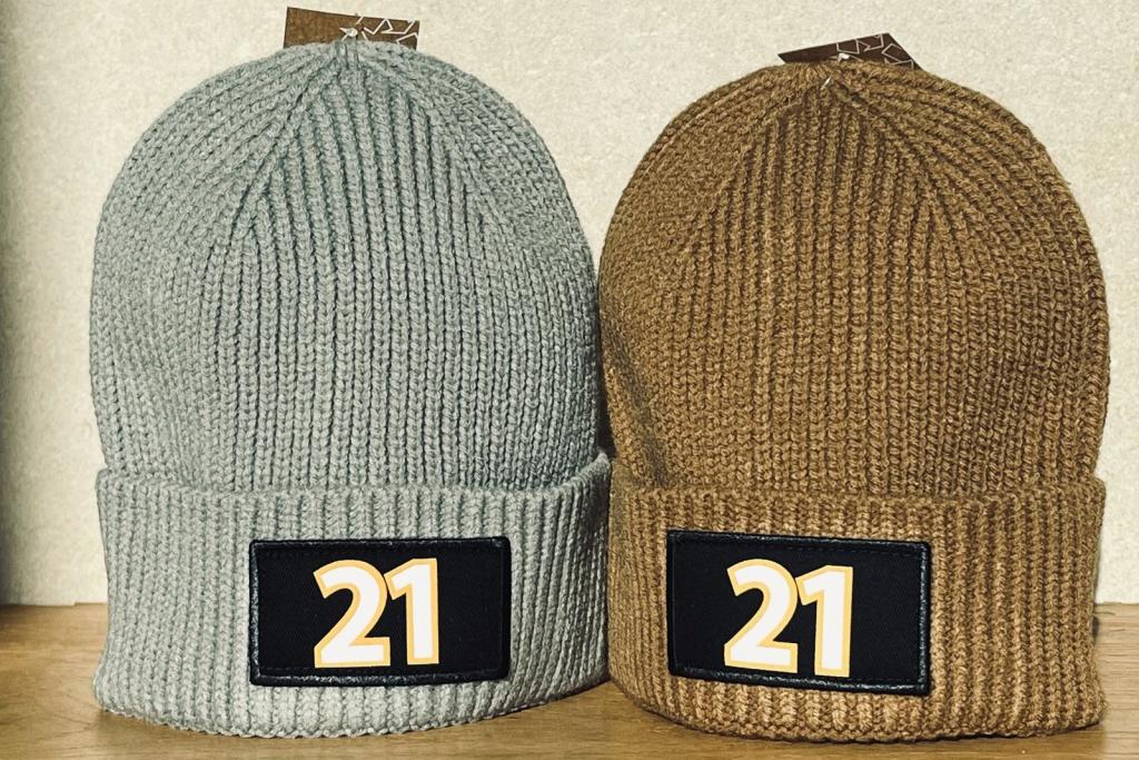 Zwei Modelle in grau und braun der Hauben mit 21er Logo