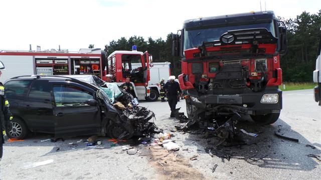 Schwerer Verkehrsunfall mit vier  Schwerverletzten in Weikersdorf