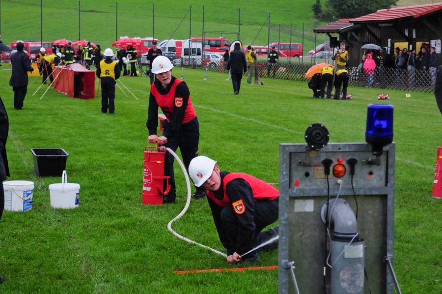 „Nasse“ Bezirksbewerbe der Feuerwehrjugend in Hollenthon