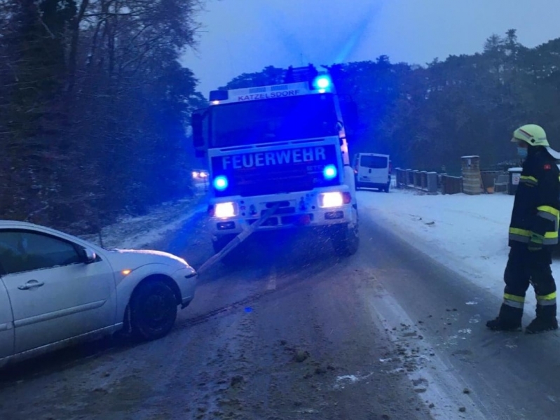 20201203 fzg bergung ff katzelsdorf 001