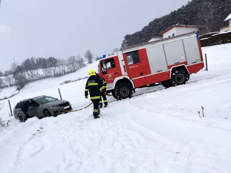 20210114 fzg bergung ff stollhof 01