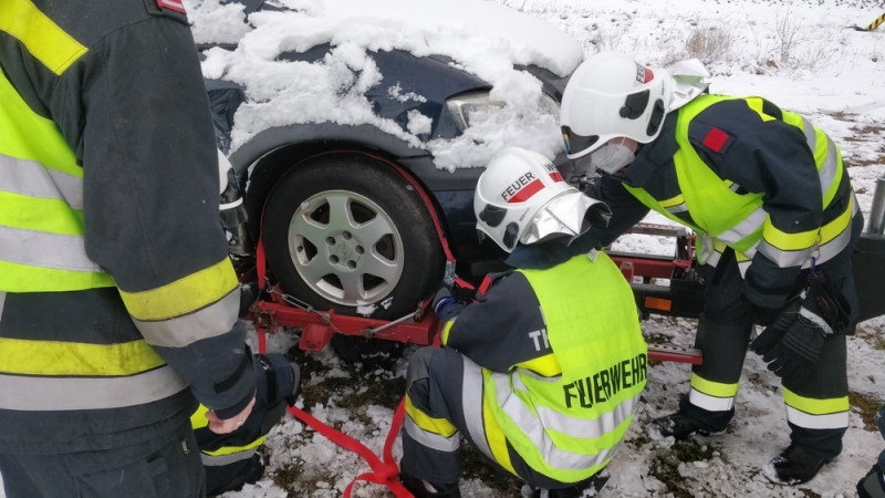 20210320 fzg bergung BA ff theresienfeld 001