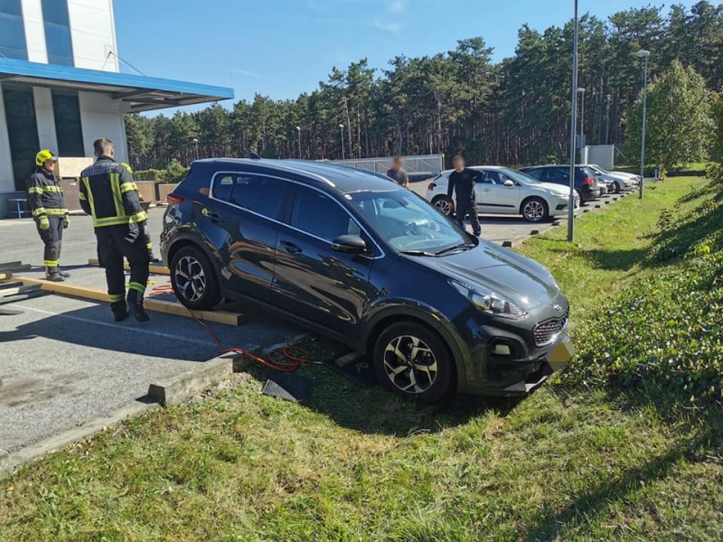 20210909 fzg bergung weikersdorf 001