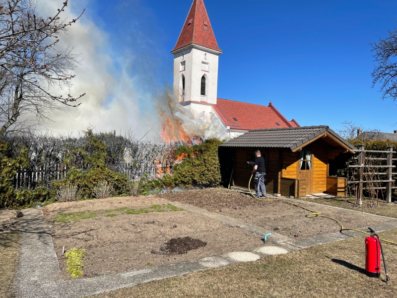 20220312 einsatz heckenbrand ffdreistetten 002