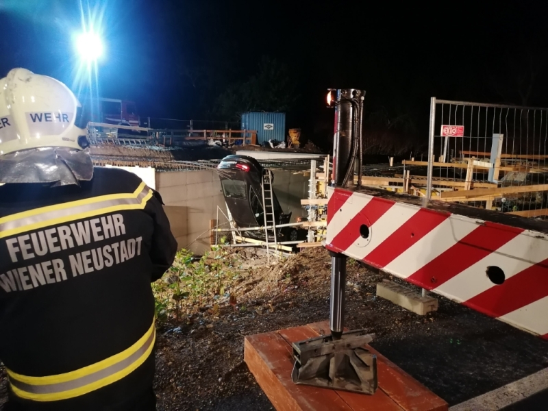 20220502 pkw in baugrube ffwrn 002