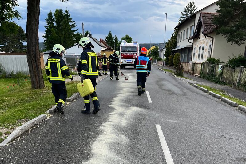 FF Steinabrückl: Schadstoffeinsatz für 3 Feuerwehren