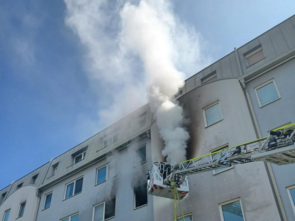 Wohnungsbrand Wiener Neustadt - Flammenschlag aus Wohnung