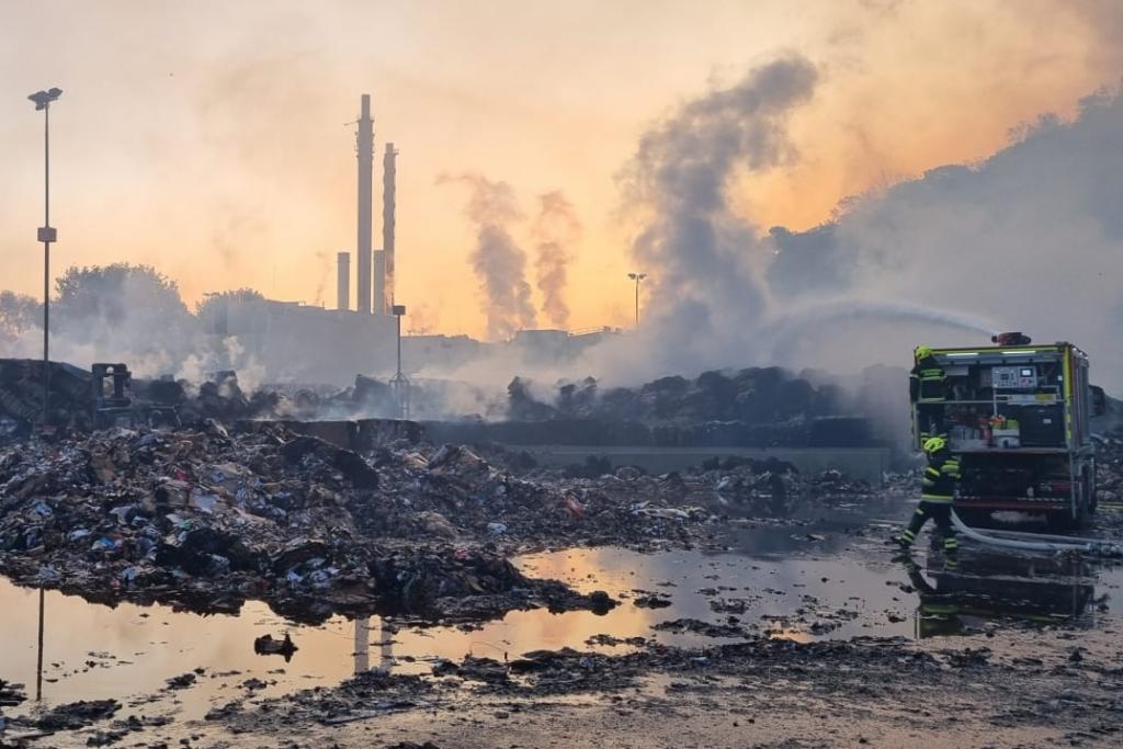 Großbrand Großbrand eines Papierlagers einer Papierfabrik 