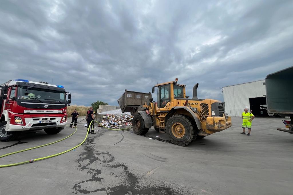 Feuerwehr und Polizei Wiener Neustadt als Eskorte für rauchende Müllpresse