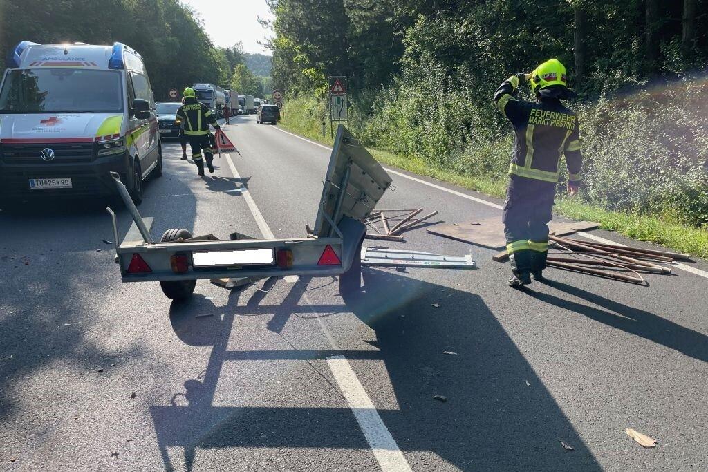  FF Markt Piesting: Pkw-Anhänger verursacht Verkehrsunfal