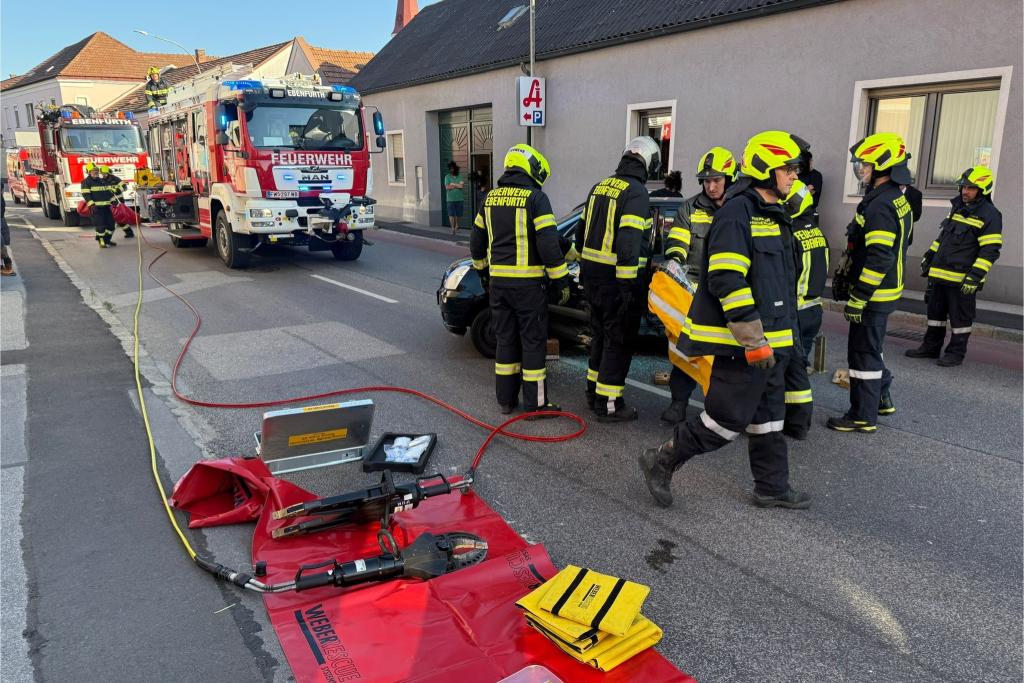 FF Ebenfurth: Person nach Unfall in Fahrzeug eingeschlossen 