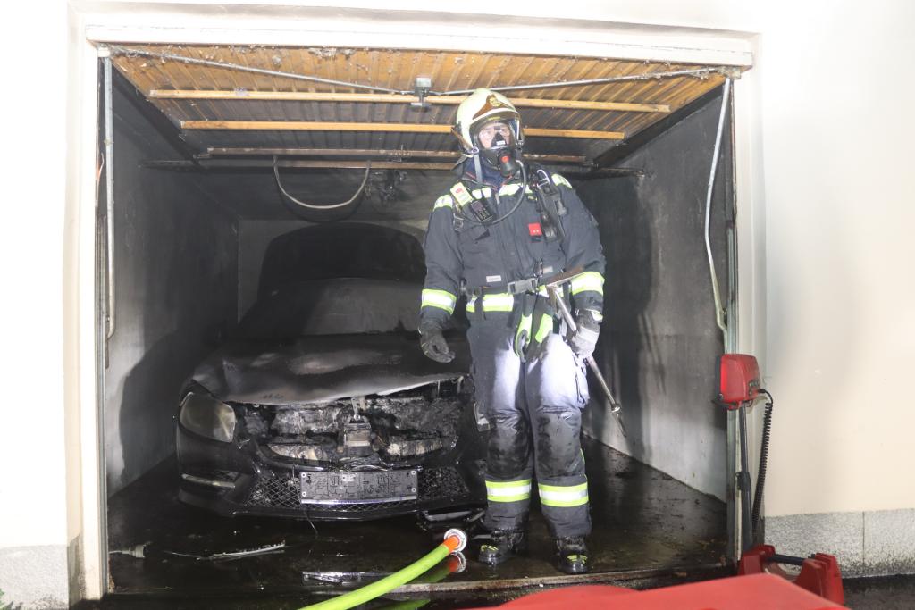FF Wr. Neustadt: Fahrzeugbrand in Garage - Pkw mit Feuerwehrmann in Garage