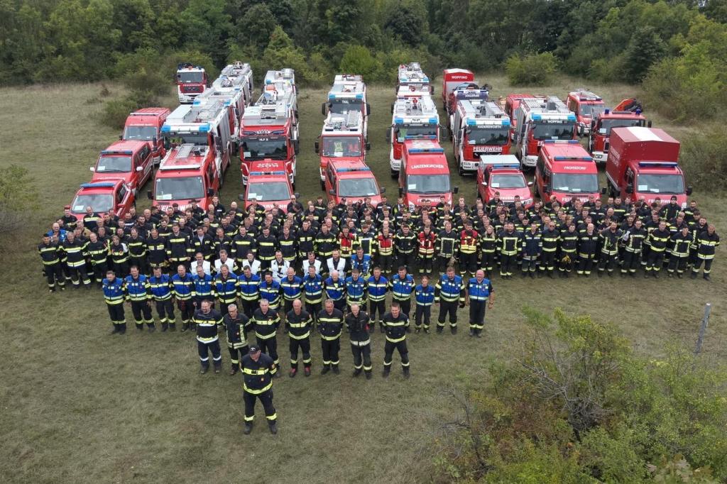 KHD-Übung im Tritolwerk Blumau - Drohnenfoto mit eingesetzten Mitgliedern und Fahrzeugen