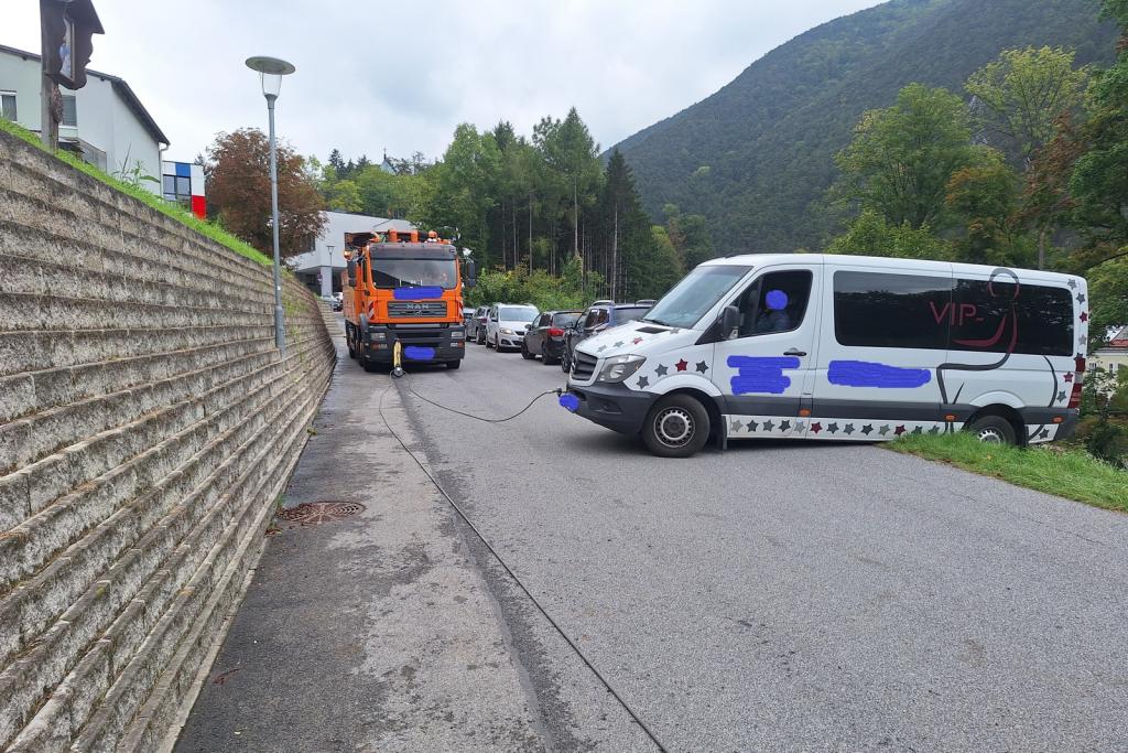 FF Wopfing: Fahrzeugbergung - Kleinbus hängt auf Böschung - und oranger LKW
