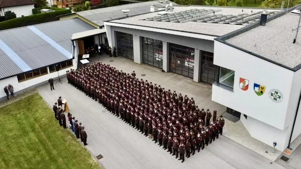 AFKDO Wr. Neustadt Nord: Verleihung der Katastropheneinsatzmedaille „Hochwasser 2024“ Drohenaufnahme FW-Haus Maiersdorf und Ehrenzug