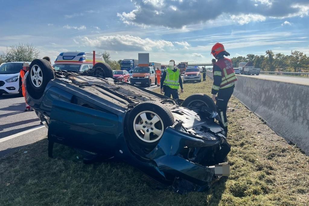 FF Wiener Neustadt: Hubschraubereinsatz nach Fahrzeugüberschlag auf der A2