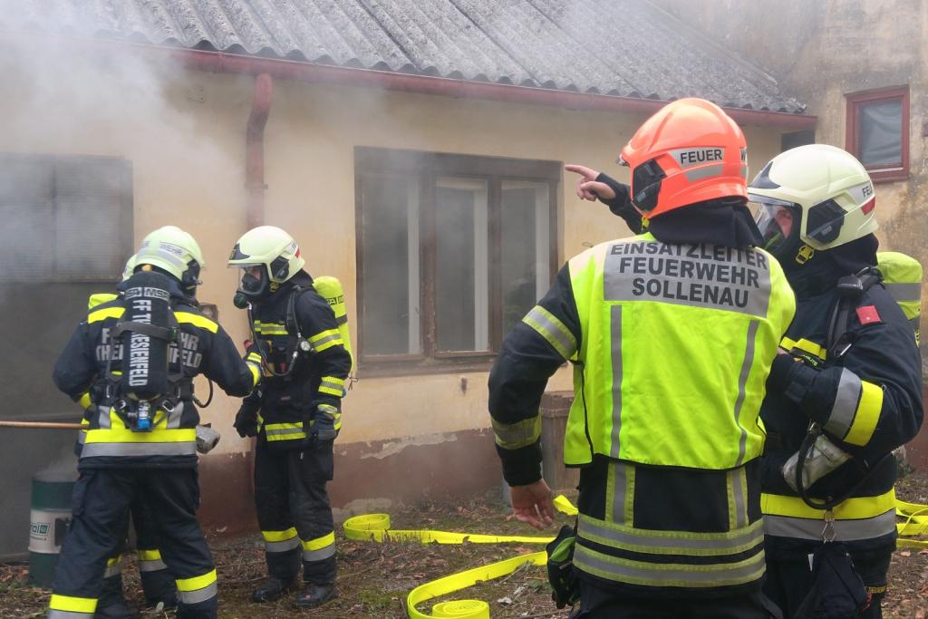 FF Sollenau: Einsatzübung in Sollenau – Wohnhausbrand mit mehreren vermissten Personen 