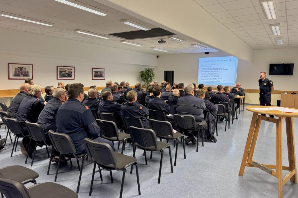 Feuerwehrkommandenfortbildung des Abschnittes Wr. Neustadt-Nord - Blick in den Vortragsraum mit Teilnehmenden und Vortragenden auf Präsentation