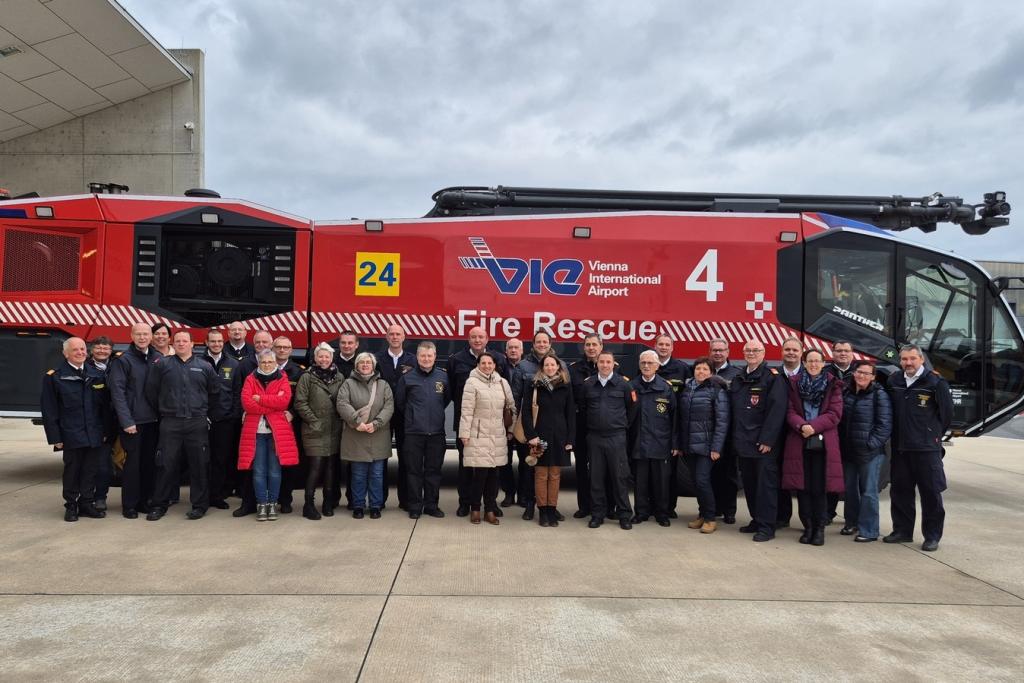 Besichtigung des Flughafens und der Flughafenfeuerwehr durch das BFKDO Wiener Neustadt