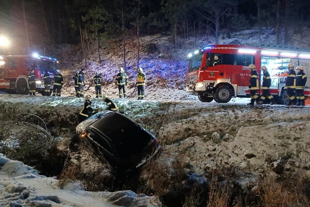 FF Spratzeck: Fahrzeugbergung - PKW im Bach