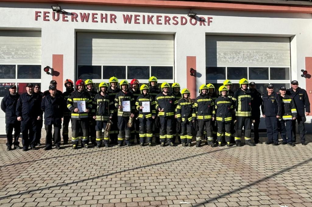 Ausbildungsprüfung Atemschutz  (AP-AT) in Weikersdorf - Teilnehmer und Bewerter vor den toten des FF-Hauses Weikersdorf