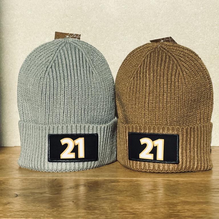 Zwei Modelle in grau und braun der Hauben mit 21er Logo