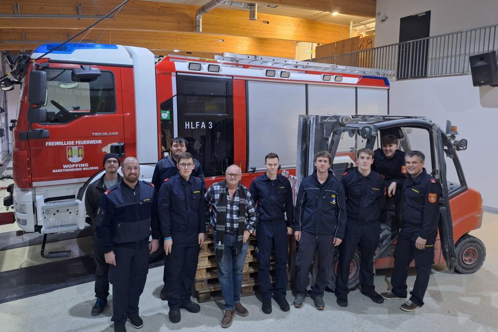 Teilnehmer des Staplerkurs im der Garage des FF-Hauses von RLFA und Stapler
