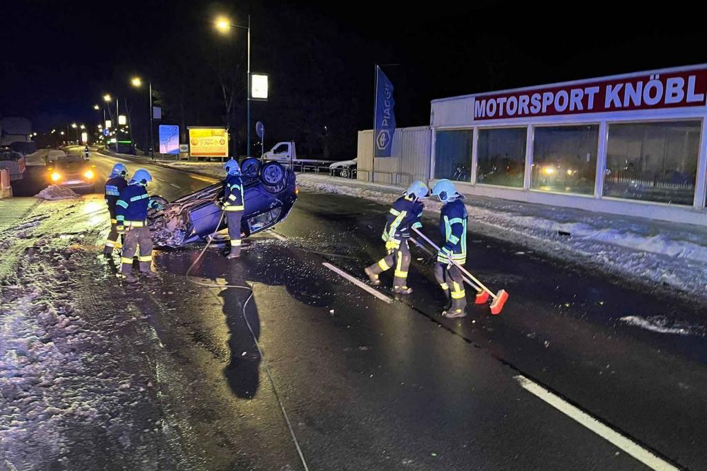 Auto am Dach im Ortsgebiet von Kirchschlag