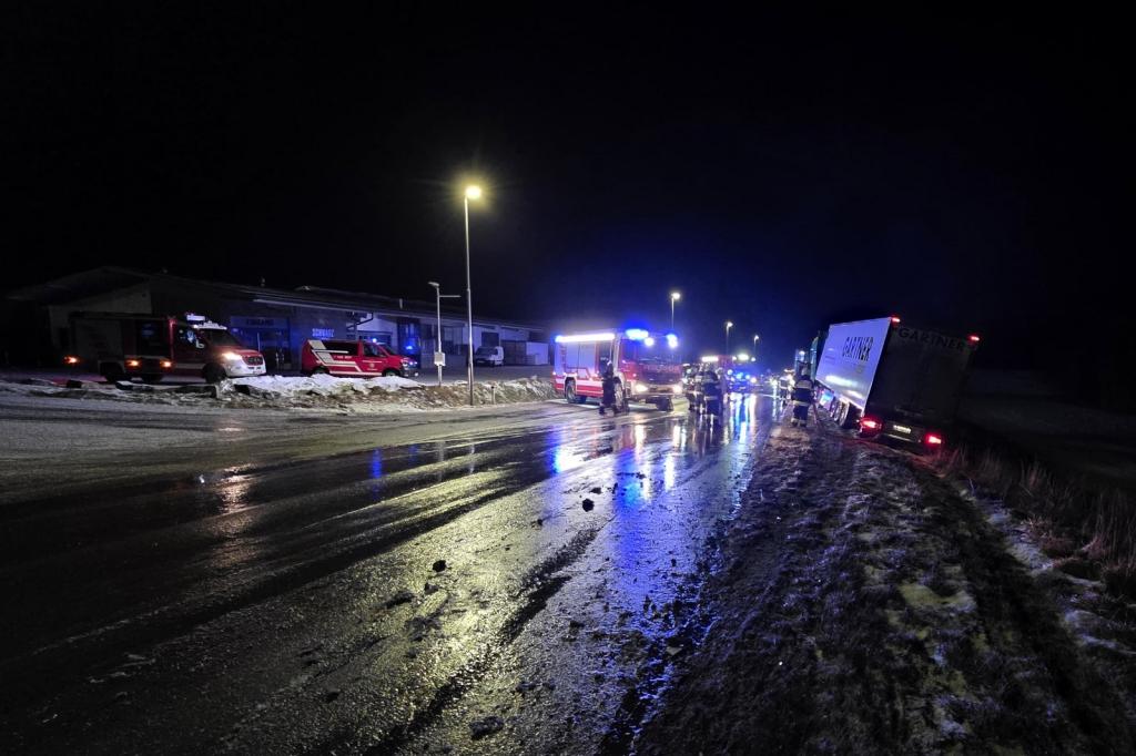 Verkehrsunfall zwischen Sattelzug und Transporter auf der B55 in Krumbach 