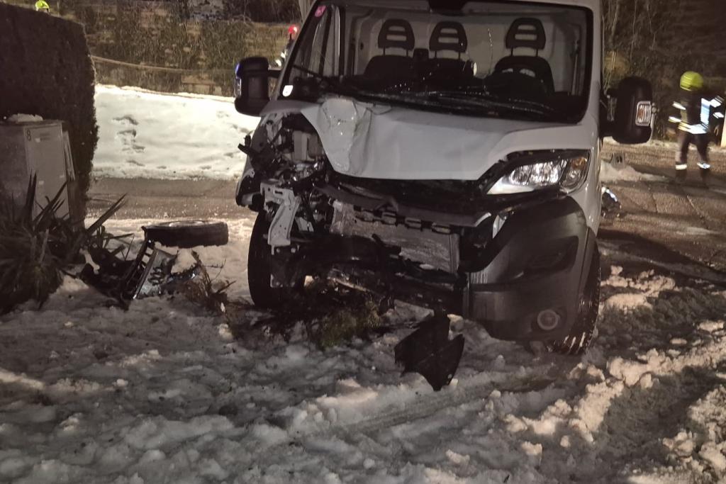 FF Walpersbach: Fahrzeugbergung nach Unfall in Thujenhecke