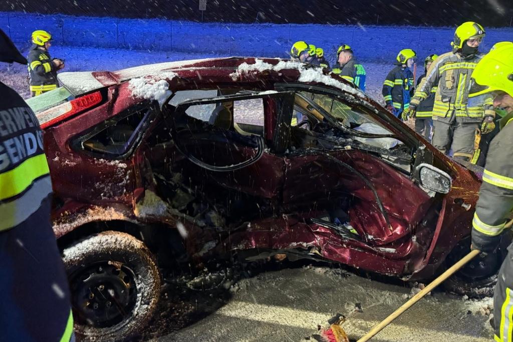 Verkehrsunfall mit 5 Fahrzeugen und Menschenrettung in Haschendorf