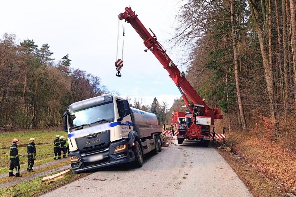 Aufwendige Bergung eines Milchtankwagens mit Kran