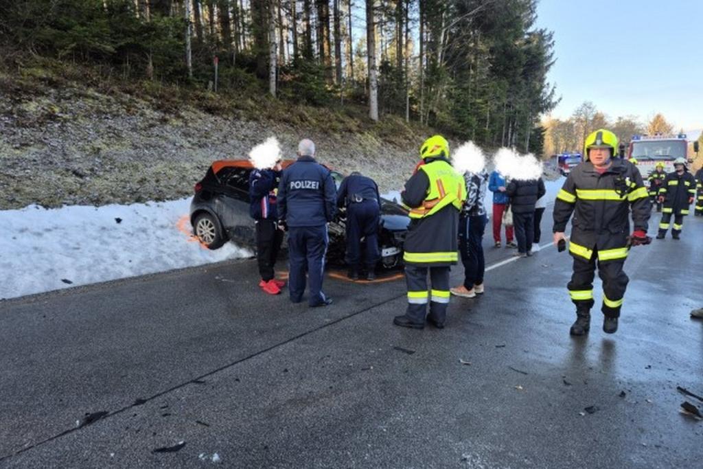 Verkehrsunfall mit zwei PKWs - Einsatzkräfte an der Einsatzsteller