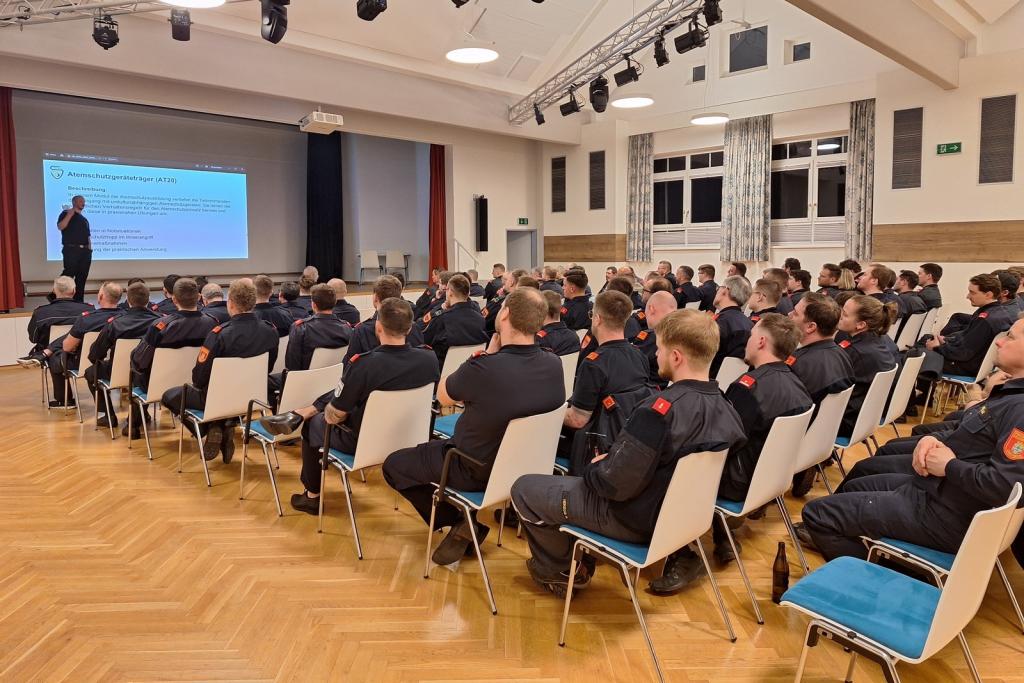 Fortbildung Atemschutz des BFKDO Wiener Neustadt in Steinabrückl
