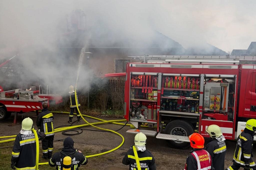 Gebäudebrand in Kleinwolkersdorf fordert Großeinsatz