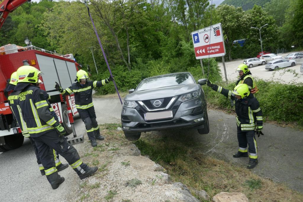 FF Ober-Piesting: Technischer Einsatz - Bergung eines PKW