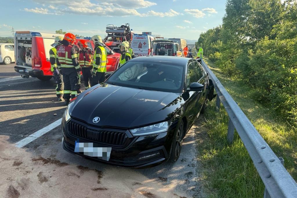 FF Wr. Neustadt: Drei Frauen nach schwerem Unfall aus Pkw gerettet