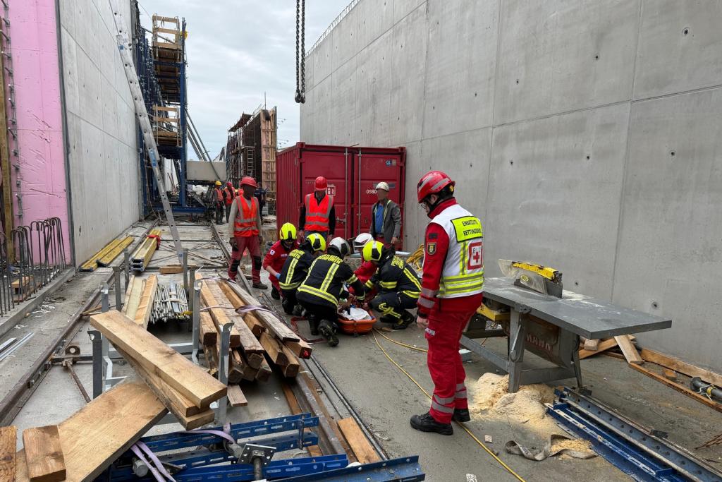 FF Ebenfurth: Verletzter Arbeiter aus Baugrube gerettet