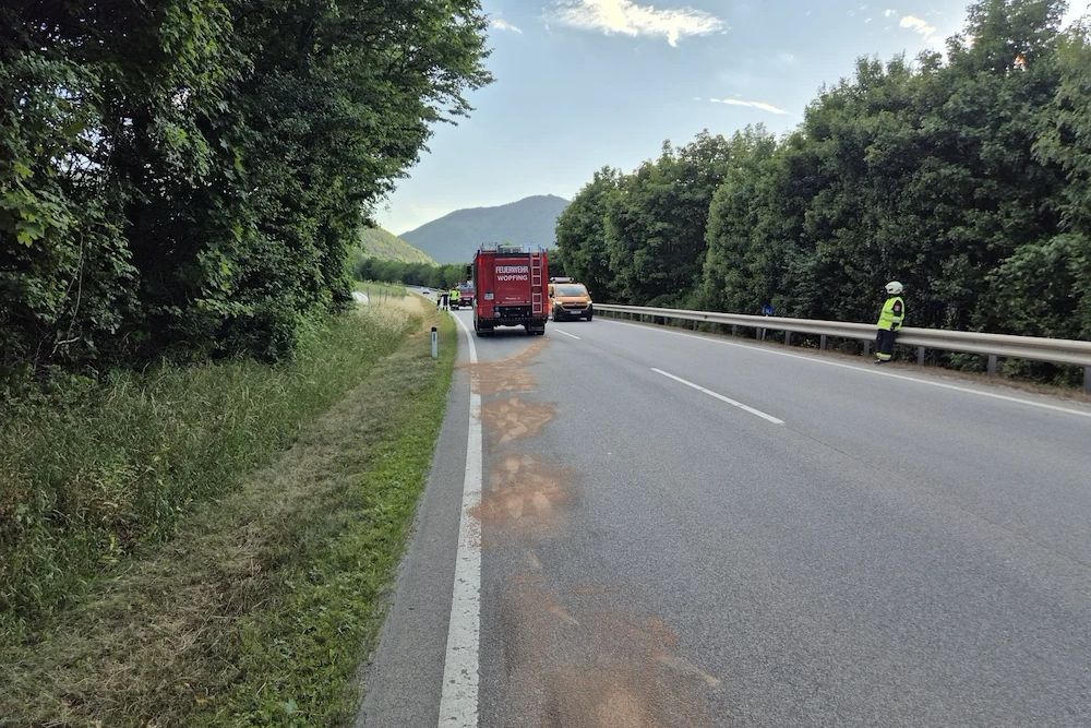 Beseitigung einer Ölspur auf die LB21 im Bereich Peisching-Bachwiese 