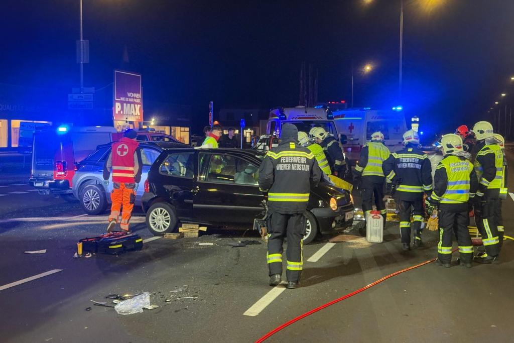 FF Wr. Neustadt: Zusammenstoß auf B17: Junge Lenkerin schwer verletzt aus Unfallfahrzeug gerettet